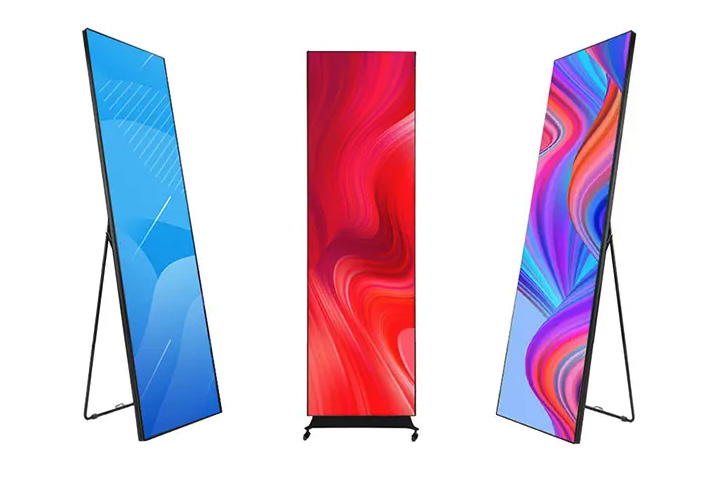 Trois écrans LED poster RIMCOM sur pied pliable, avec visuels bleu, rouge et multicolore